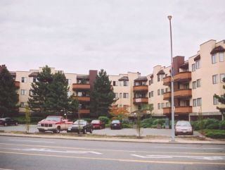 Lakeside Court Apartment